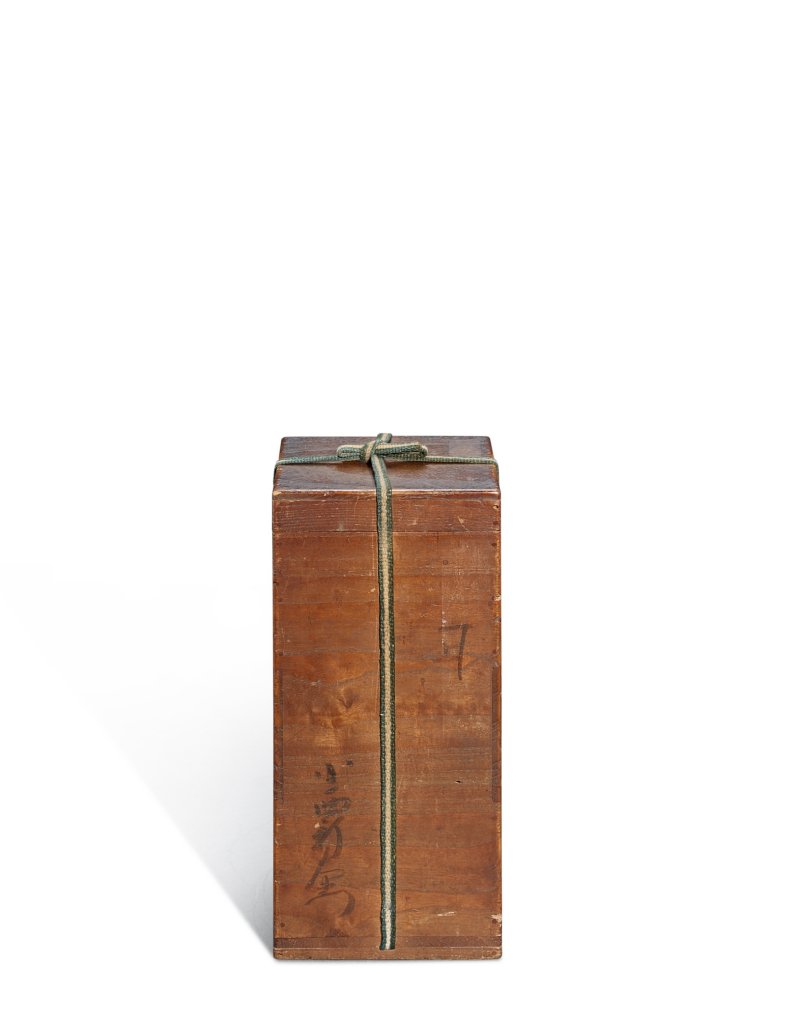 An heirloom Longquan celadon makara-handled 'kinuta' mallet vase, Southern Song dynasty | 南宋　龍泉青釉魚龍耳紙槌瓶 - 图4