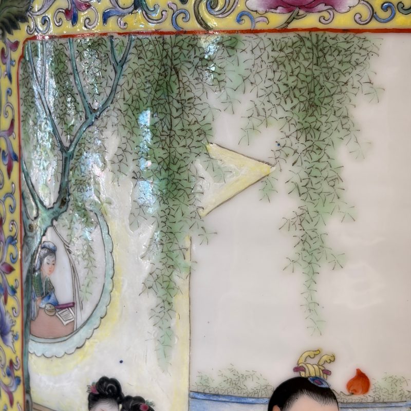 A pair of Chinese famille rose vases with figural design - 图23