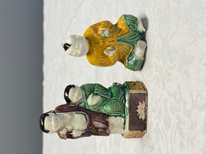 A Chinese famille verte sancai biscuit model of a seated boy and a 'He He Er Xian' group - 图8