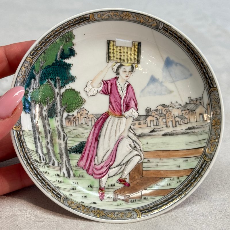 A pair of Chinese famille rose 'Milkmaid' saucers - 图18