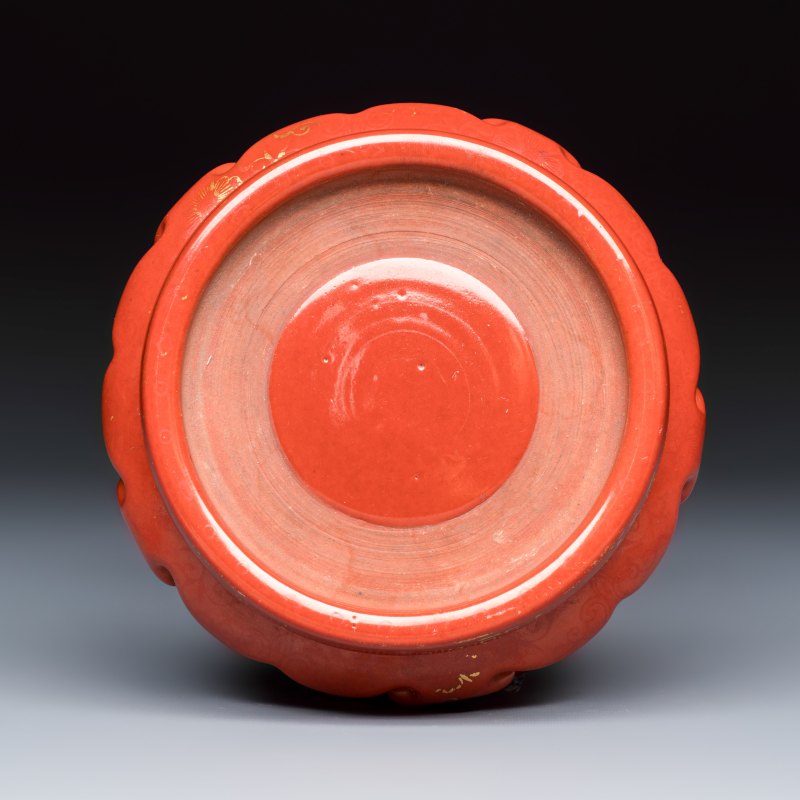 A Chinese gilt-decorated coral-red-glazed stand - 图6