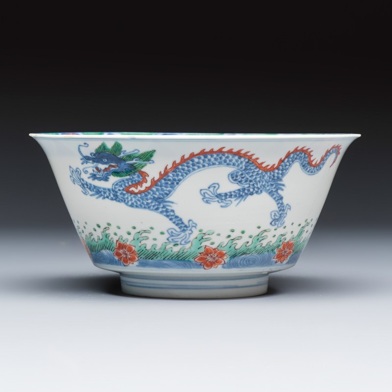 A Chinese famille verte 'Dragon' bowl on a later wooden stand - 图4