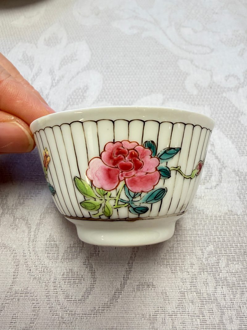 A Chinese famille rose tea bowl and saucer with floral design - 图12
