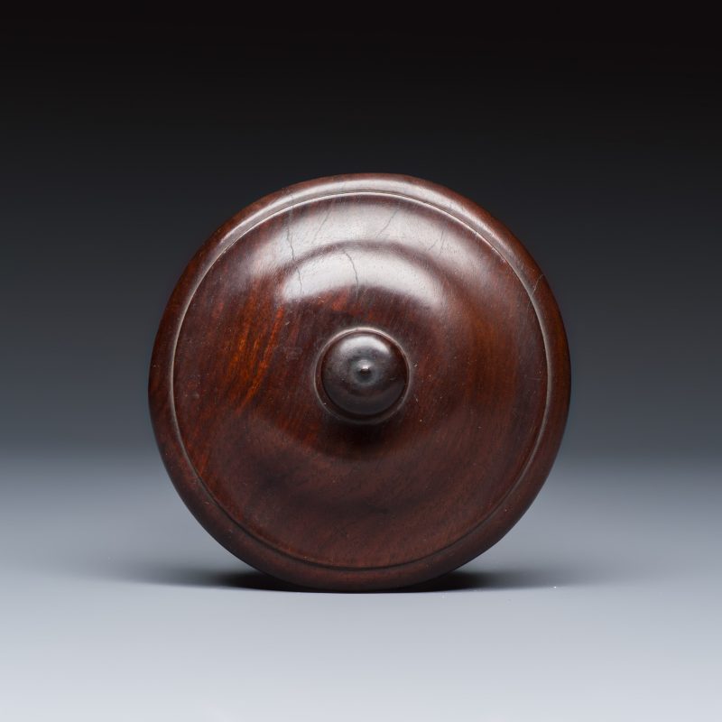 A Chinese peacock-blue-glazed tripod incense burner with wooden cover - 图9