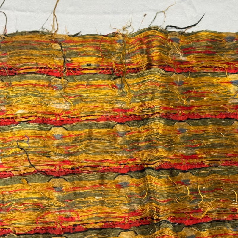 A Chinese red-ground brocade panel with seated Buddhas - 图27
