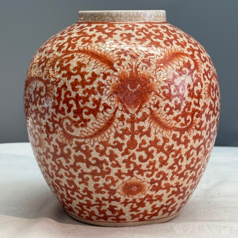 Three Chinese famille rose, verte and iron-red-decorated jars, one mounted as a lamp - 图19