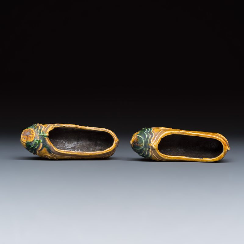 A pair of Chinese famille verte sancai biscuit 'Butterfly' water pots and a pair of shoes - 图12