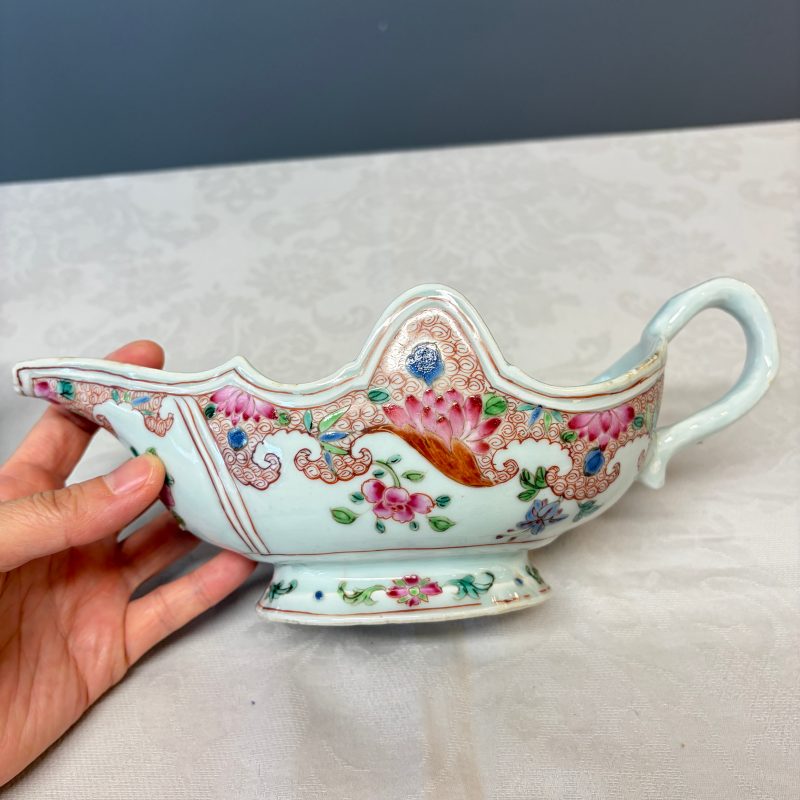 A pair of Chinese famille rose sauceboats with floral scroll design - 图22