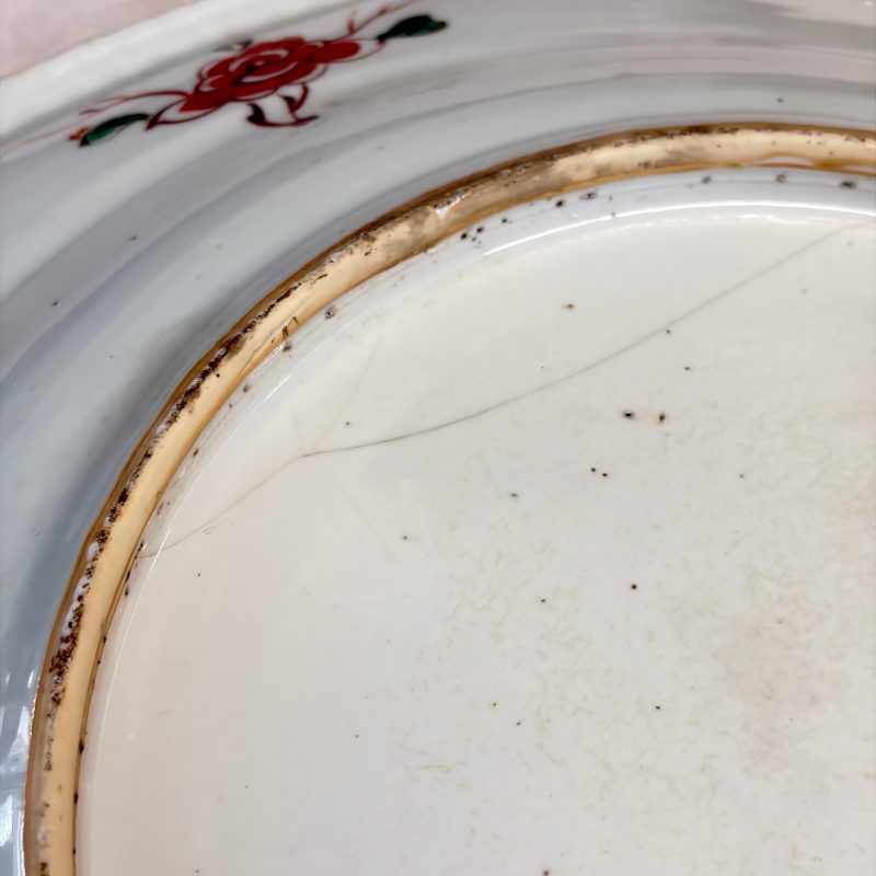 An unusual large octagonal Chinese famille verte dish with a lady playing the qin - 图24