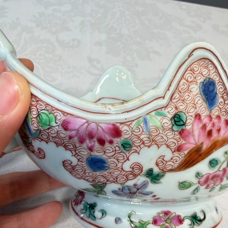 A pair of Chinese famille rose sauceboats with floral scroll design - 图20