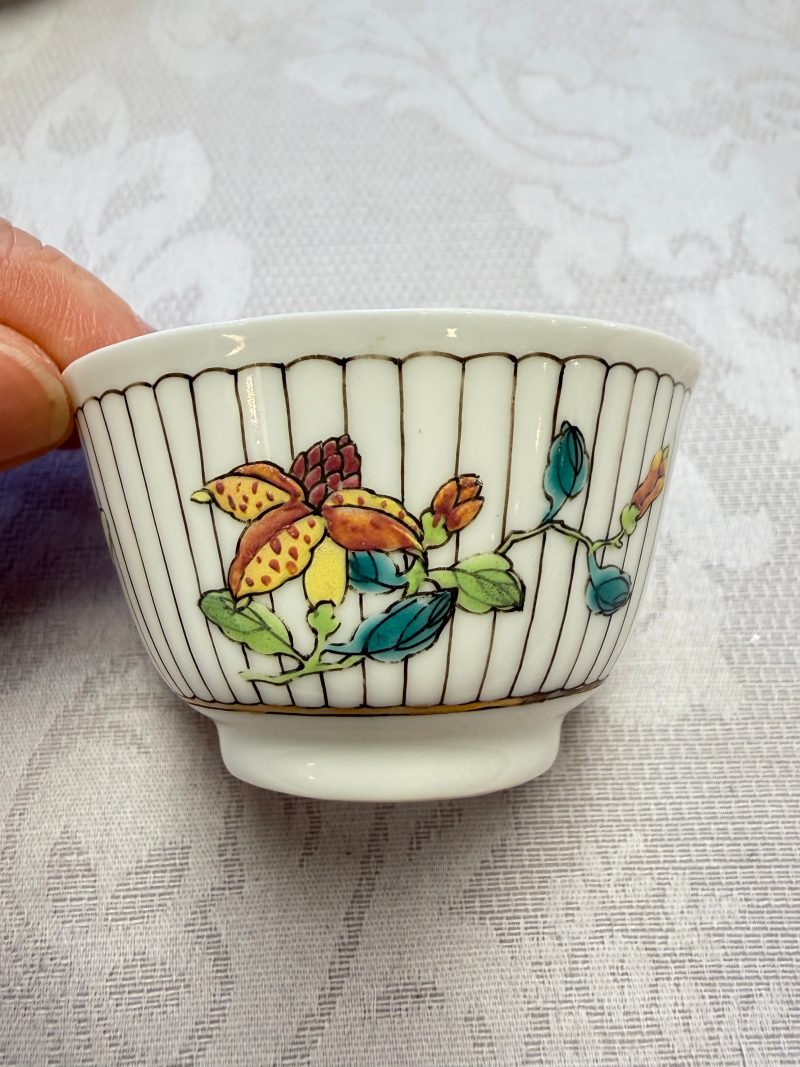 A Chinese famille rose tea bowl and saucer with floral design - 图11