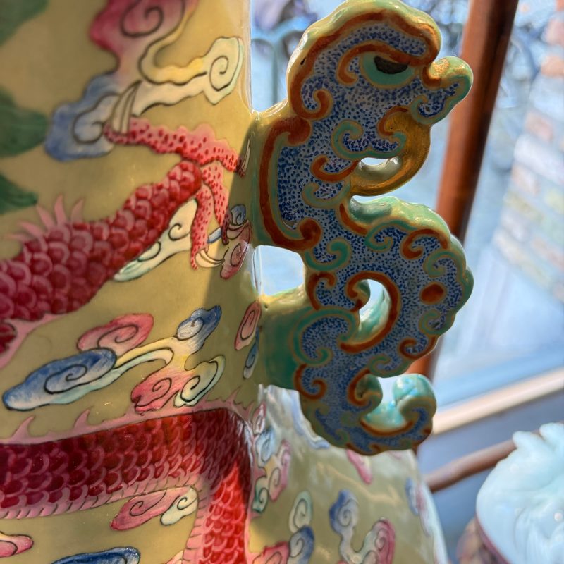A large Chinese famille rose celadon-ground 'Dragon' vase - 图12