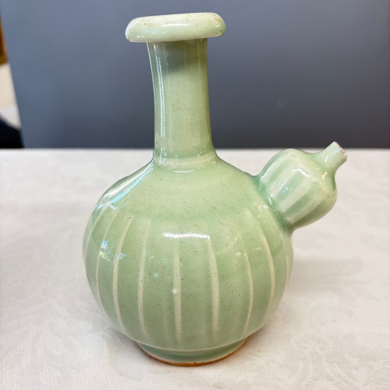 Two Chinese blue and white bowls, a plate, a celadon kendi and a vase - 图58
