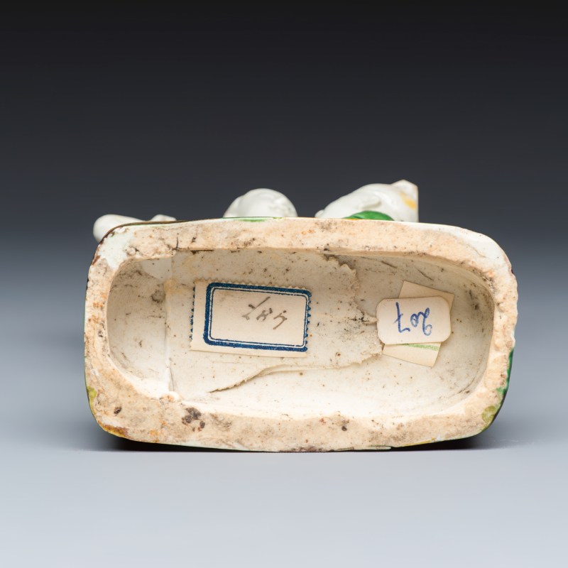 A Chinese famille verte sancai biscuit group of a man embracing a lady - 图7