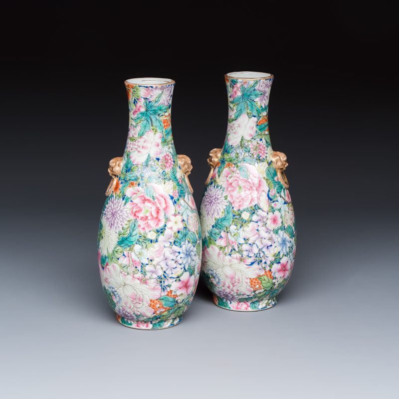 A pair of Chinese famille rose 'Millefleurs' vases with lion-head handles - 图1