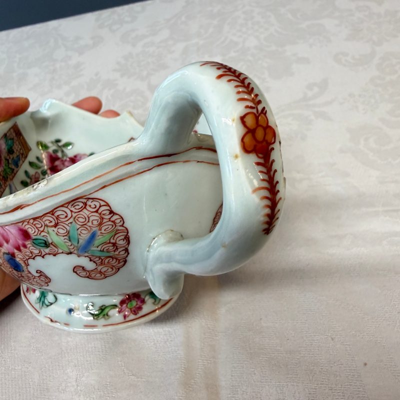 A pair of Chinese famille rose sauceboats with floral scroll design - 图23