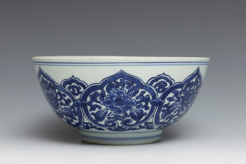 A pair of large blue and white 'lotus' bowls, Kangxi mark and of the period (1662-1722) - 图10