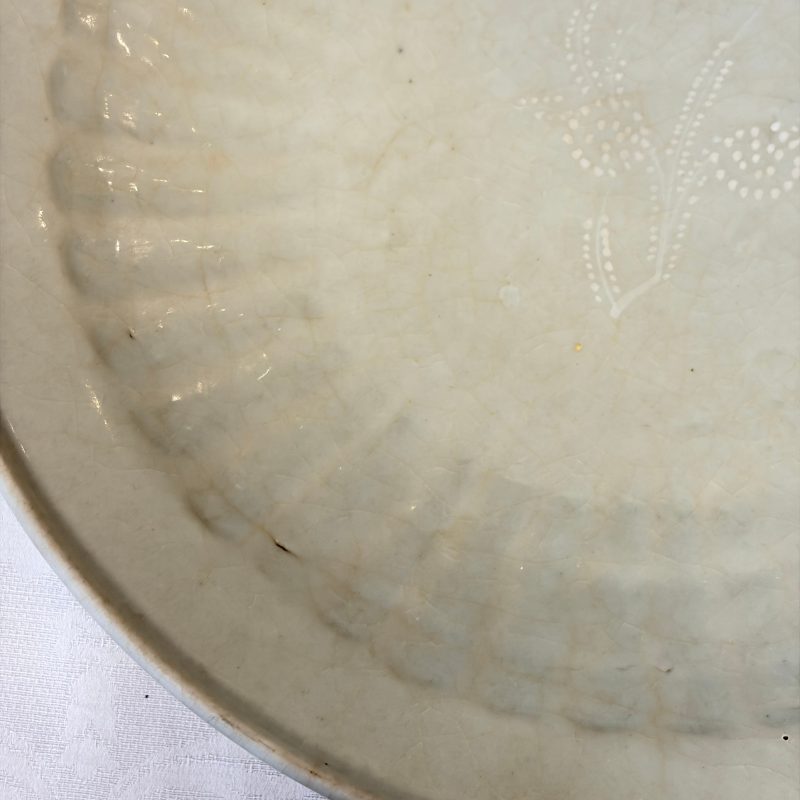 A Chinese Swatow slip-decorated white-ground dish - 图5