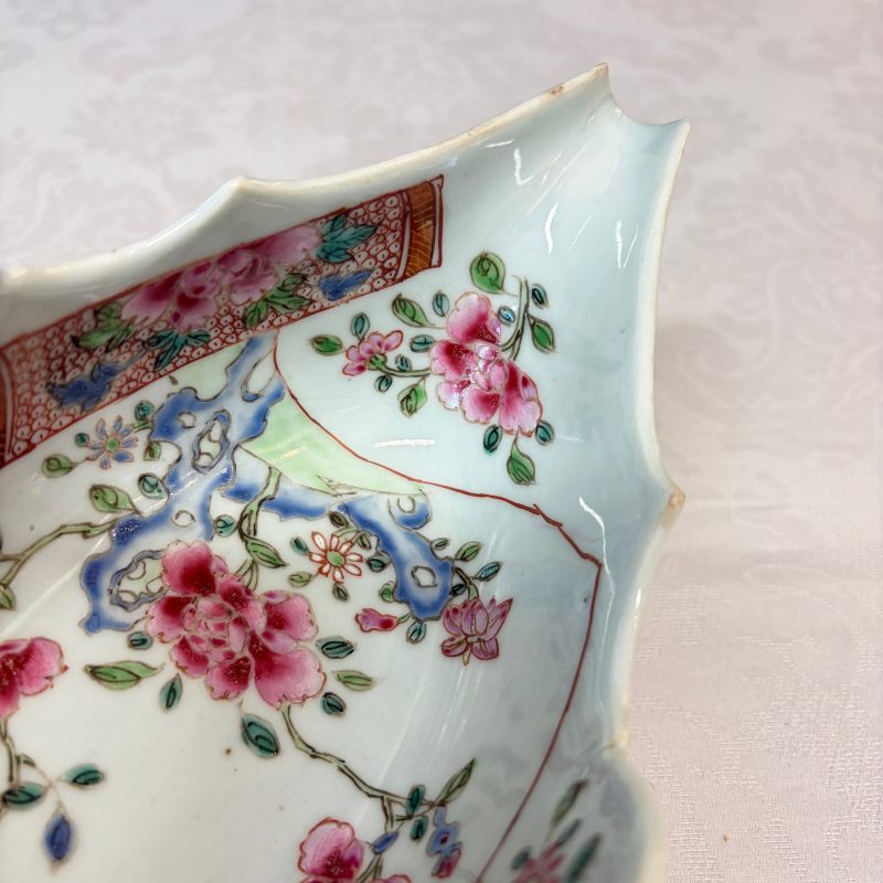 A pair of Chinese famille rose sauceboats with floral scroll design - 图24