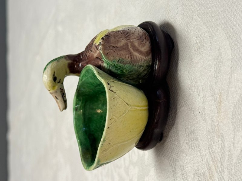 A pair of Chinese famille verte sancai biscuit duck-and-lotus-form water droppers on later wooden stands - 图35