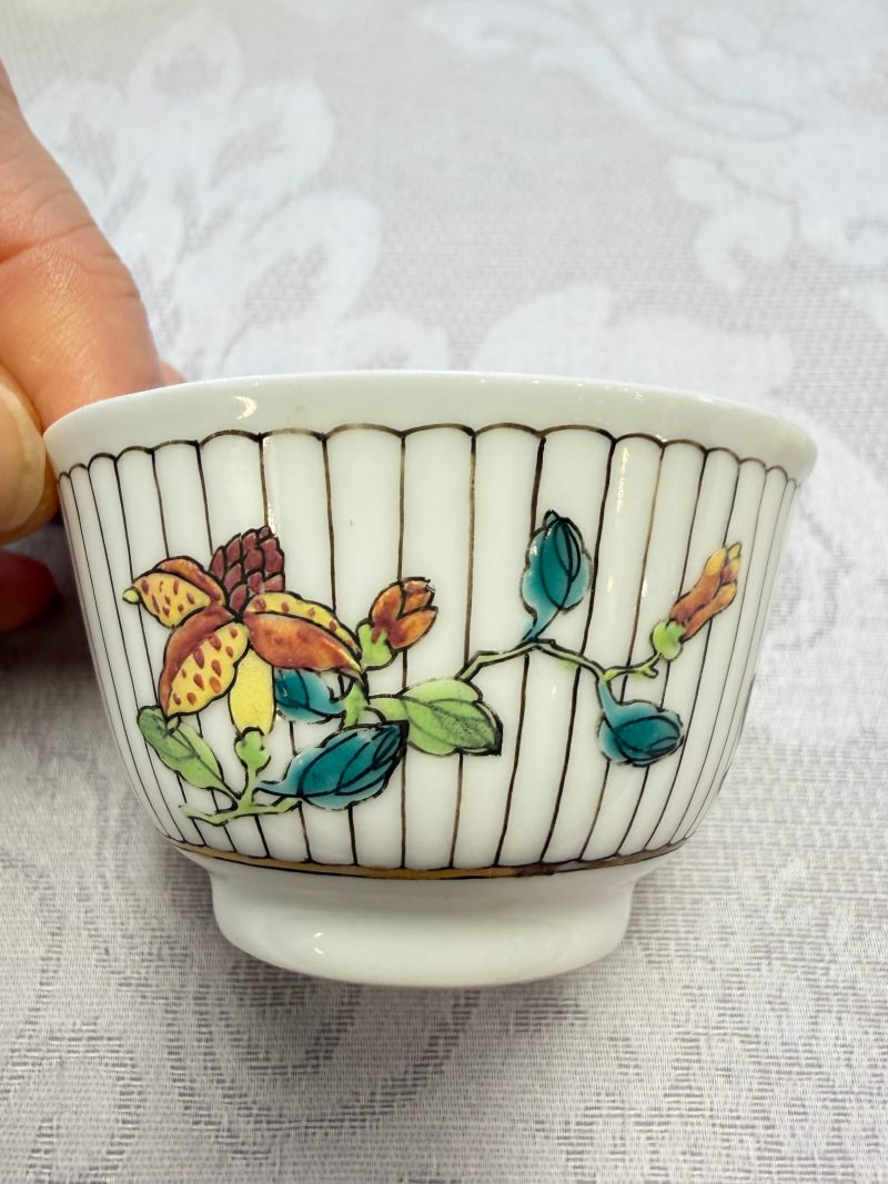 A Chinese famille rose tea bowl and saucer with floral design - 图14