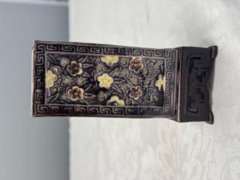 A pair of Chinese aubergine-glazed openworked square brush pots on later wooden stands - 图11