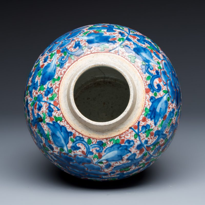 A Chinese wucai 'Peony Scroll' jar - 图6