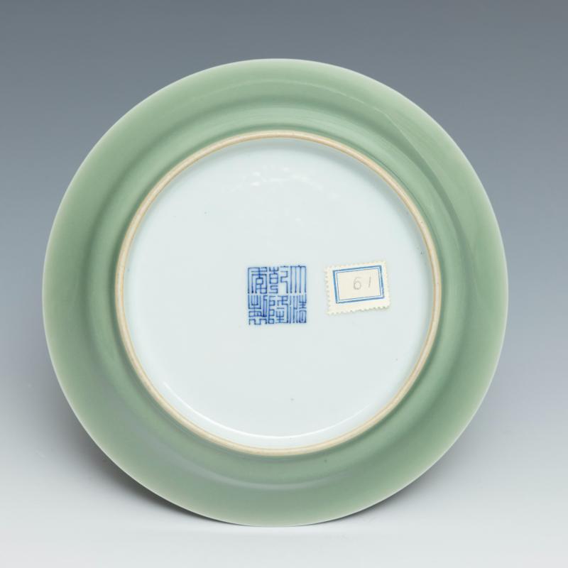A celadon-glazed dish, Qianlong mark and of the period (1736-1795) - 图3
