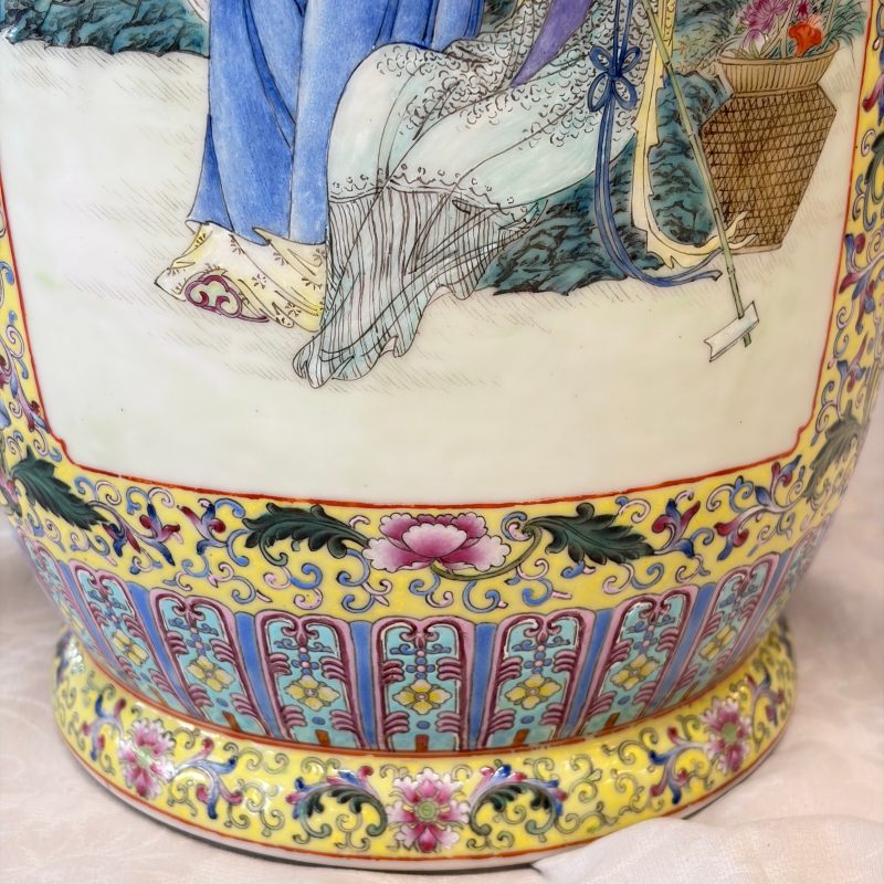 A pair of Chinese famille rose vases with figural design - 图25