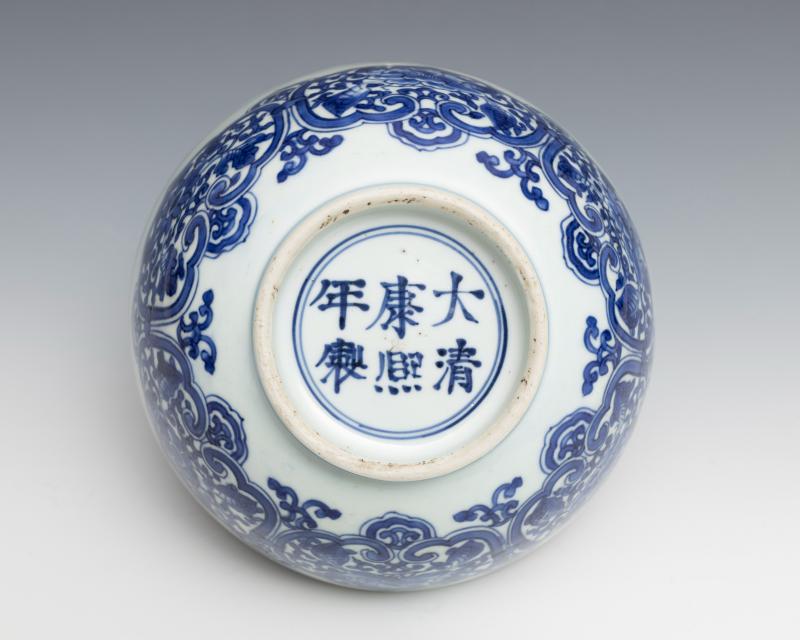 A pair of large blue and white 'lotus' bowls, Kangxi mark and of the period (1662-1722) - 图9