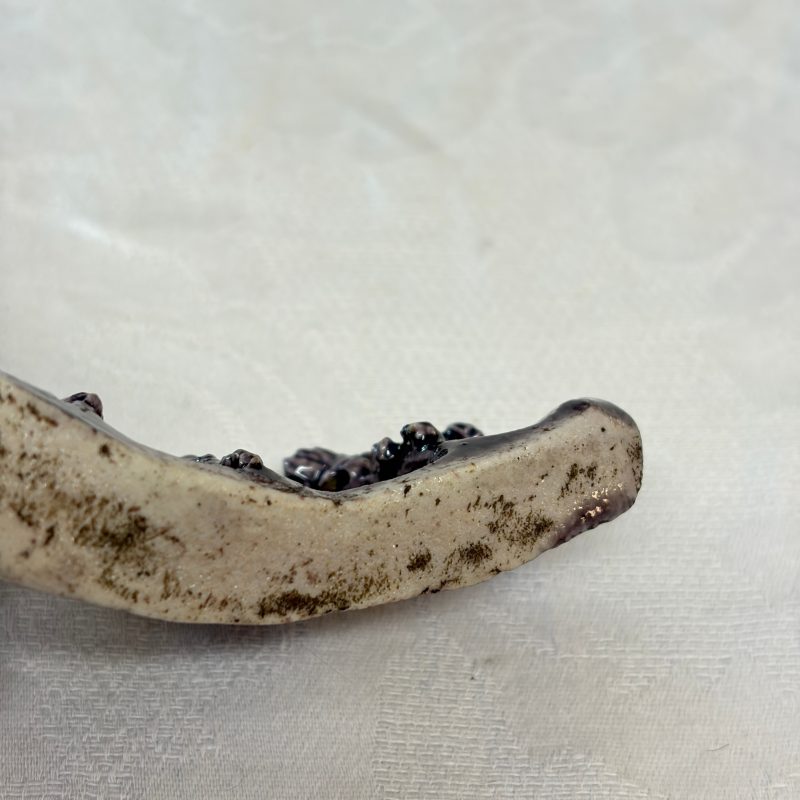 A Chinese aubergine-glazed brush rest and a famille verte sancai biscuit group - 图33