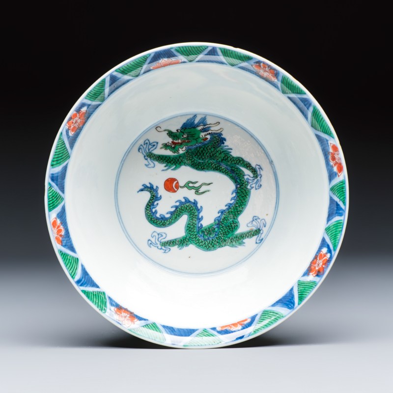 A Chinese famille verte 'Dragon' bowl on a later wooden stand - 图6