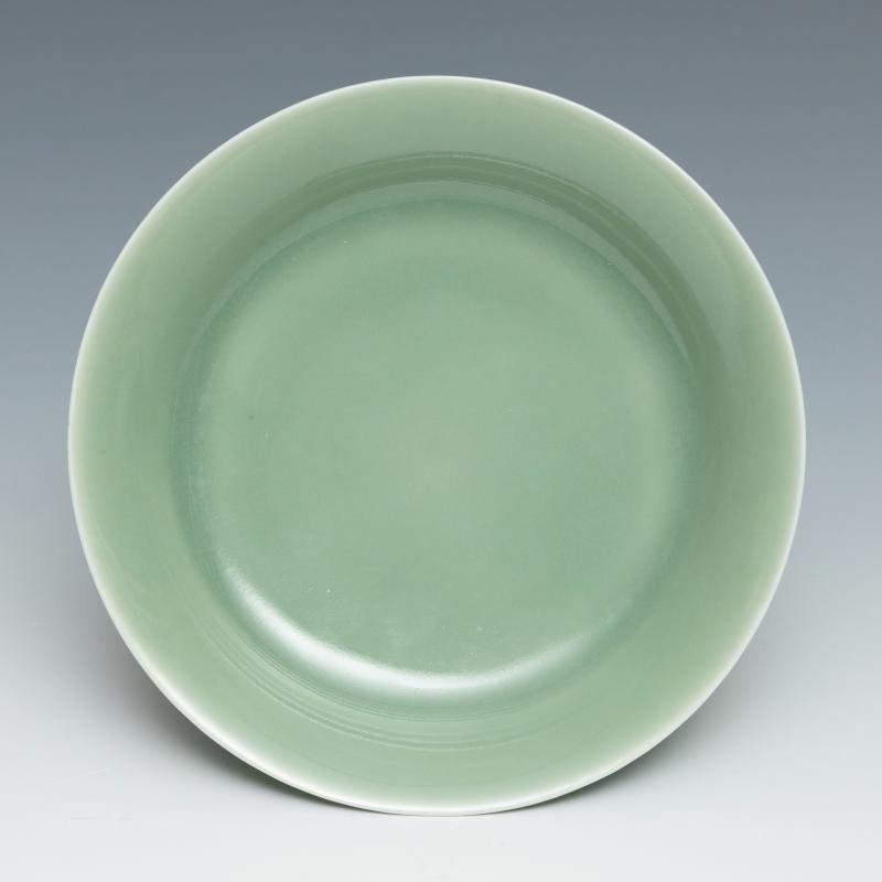 A celadon-glazed dish, Qianlong mark and of the period (1736-1795) - 图2