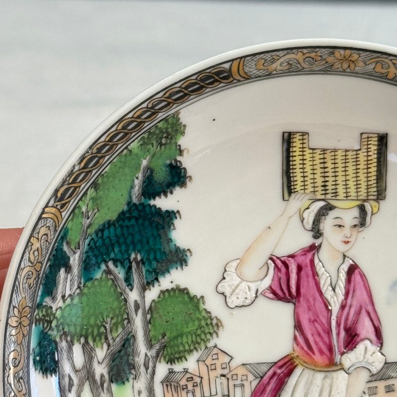 A pair of Chinese famille rose 'Milkmaid' saucers - 图20