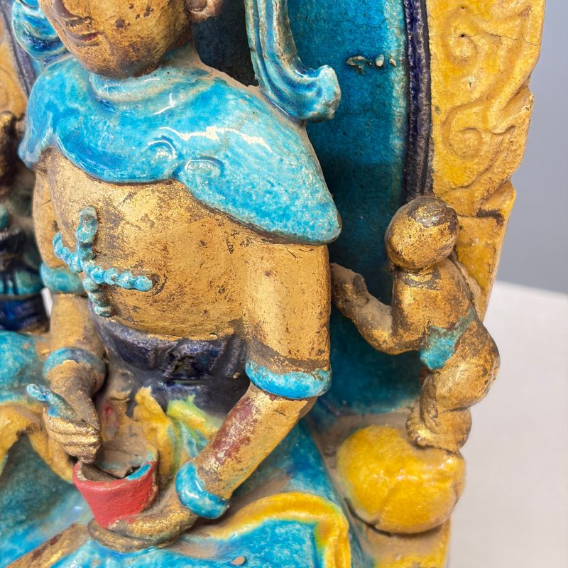 A Chinese gilt-decorated Fahua-glazed stoneware 'Bodhisattva with Attendants' group - 图14