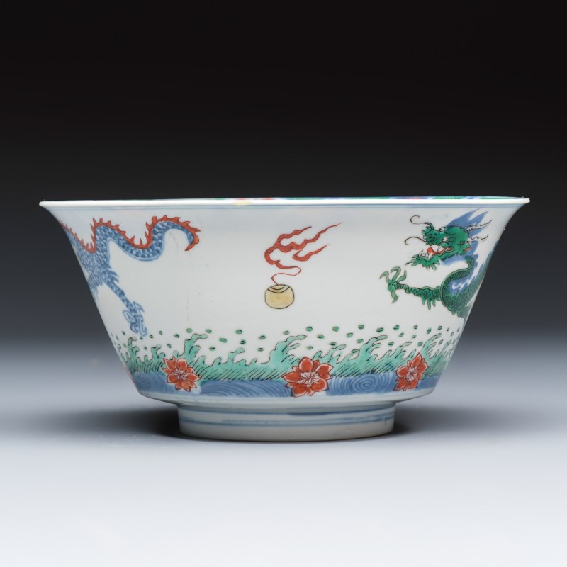 A Chinese famille verte 'Dragon' bowl on a later wooden stand - 图5