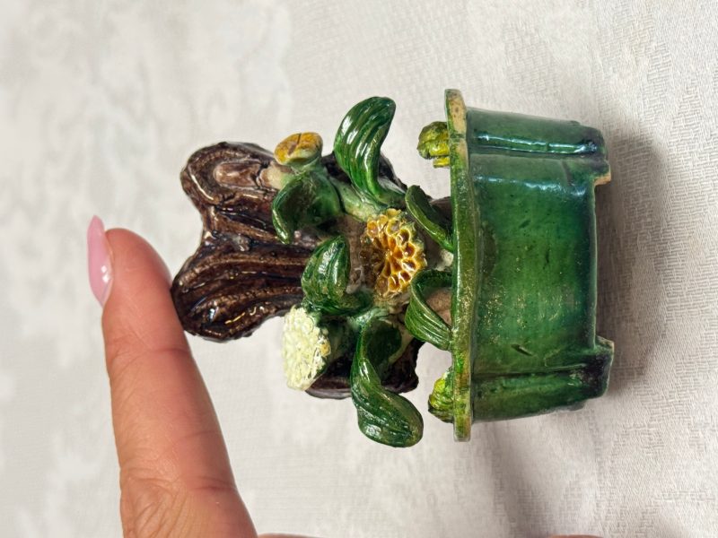 Three Chinese famille verte sancai biscuit 'Jardinière' incense stick holders - 图10