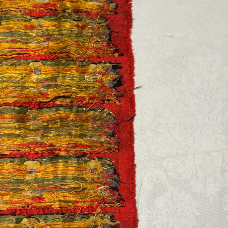 A Chinese red-ground brocade panel with seated Buddhas - 图29
