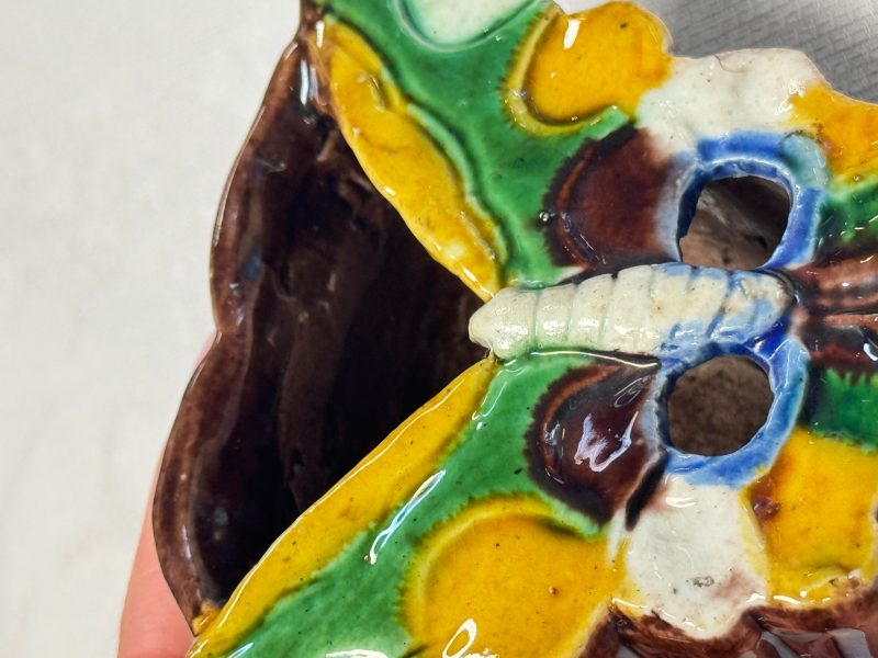 A pair of Chinese famille verte sancai biscuit 'Butterfly' water pots and a pair of shoes - 图32
