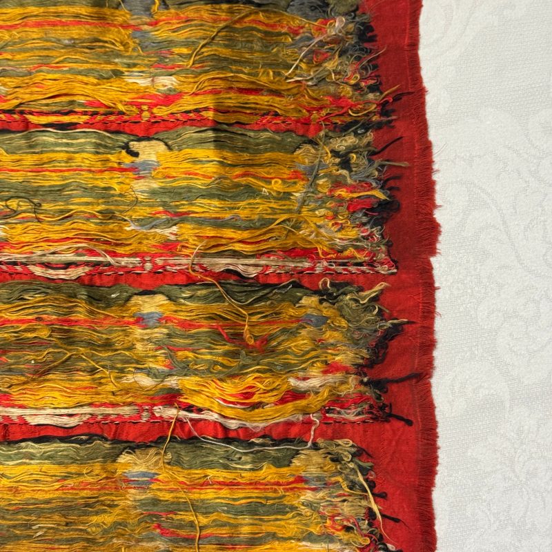 A Chinese red-ground brocade panel with seated Buddhas - 图30