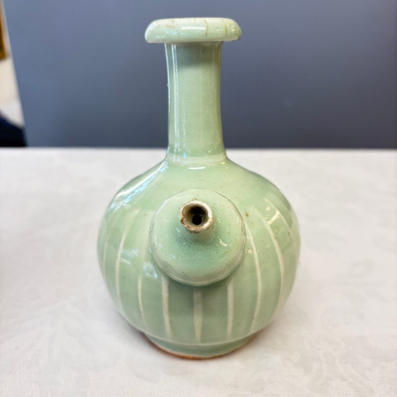 Two Chinese blue and white bowls, a plate, a celadon kendi and a vase - 图59