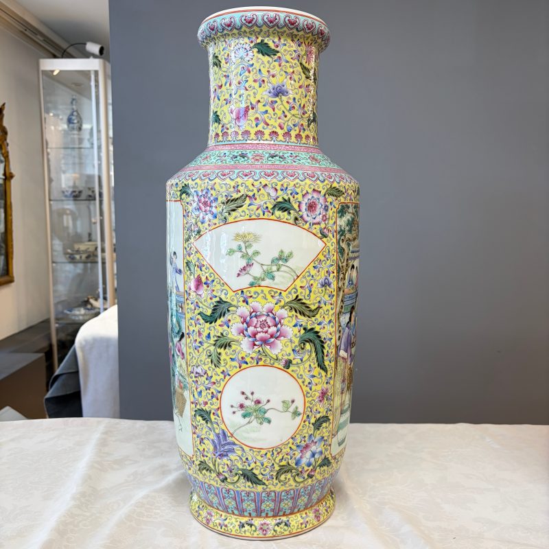 A pair of Chinese famille rose vases with figural design - 图26