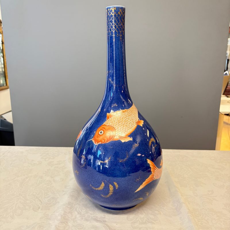 A Chinese gilt-heightened powder-blue-ground iron-red decorated 'Carps' vase - 图7