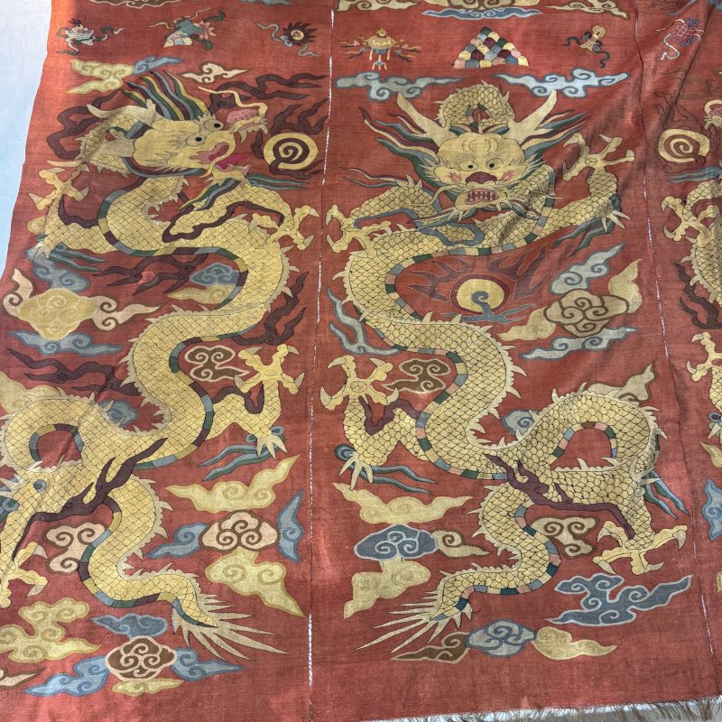 A Chinese coral-ground kesi 'Dragons' panel - 图3