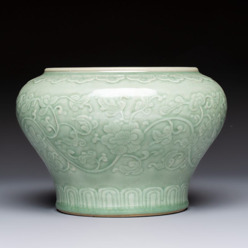 A Chinese celadon-glazed 'Flower Scroll' jar - 图4