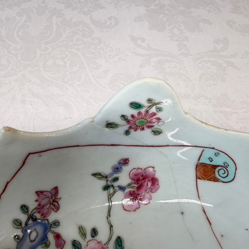 A pair of Chinese famille rose sauceboats with floral scroll design - 图26