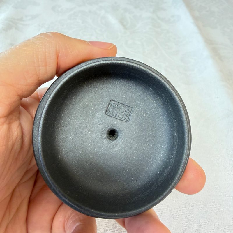 A Chinese inscribed Yixing stoneware teapot with a buffalo finial - 图23