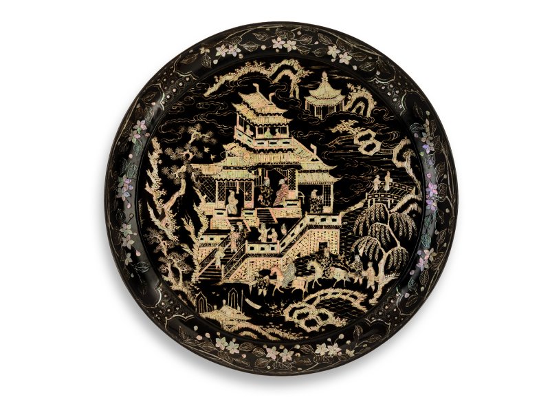 A large mother-of-pearl-inlaid black-lacquer box and cover, Ming dynasty | 明　黑漆嵌螺鈿樓閣人物圖圓蓋盒 - 图2