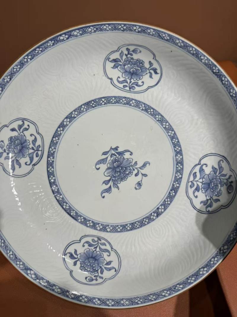清康熙 青花剔刻花卉纹大盘 - 图5