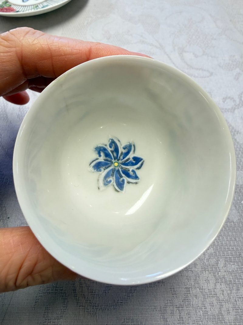 A Chinese famille rose tea bowl and saucer with floral design - 图15